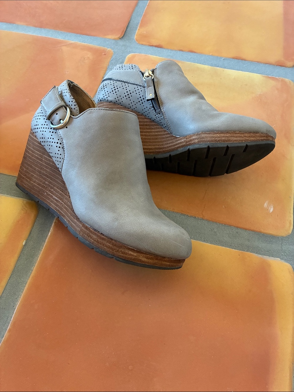 Dr. Scholl's Beige Gray Suede Ankle Booties with Side Buckle Detail, size 6